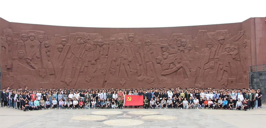 明德學院組織師生參加《西安日報》“西安解放70周年”主題活動 明德學院組織師生參加《西安日報》“西安解放70周年”主題活動