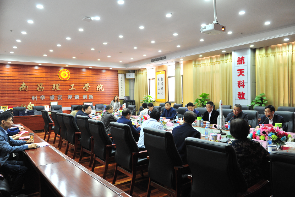 懷若渴知欲去求索，載累累碩果歸己用 ——集團(tuán)董事局主席袁漢源帶隊(duì)考察優(yōu)秀兄弟院校