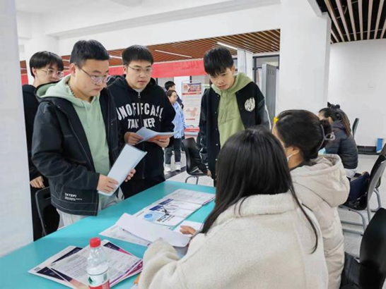穩(wěn)就業(yè) 謀合作 促供需 西安明德理工學(xué)院舉辦西安市高新區(qū)人才引進(jìn)專場(chǎng)招聘會(huì) 穩(wěn)就業(yè) 謀合作 促供需 西安明德理工學(xué)院舉辦西安市高新區(qū)人才引進(jìn)專場(chǎng)招聘會(huì)