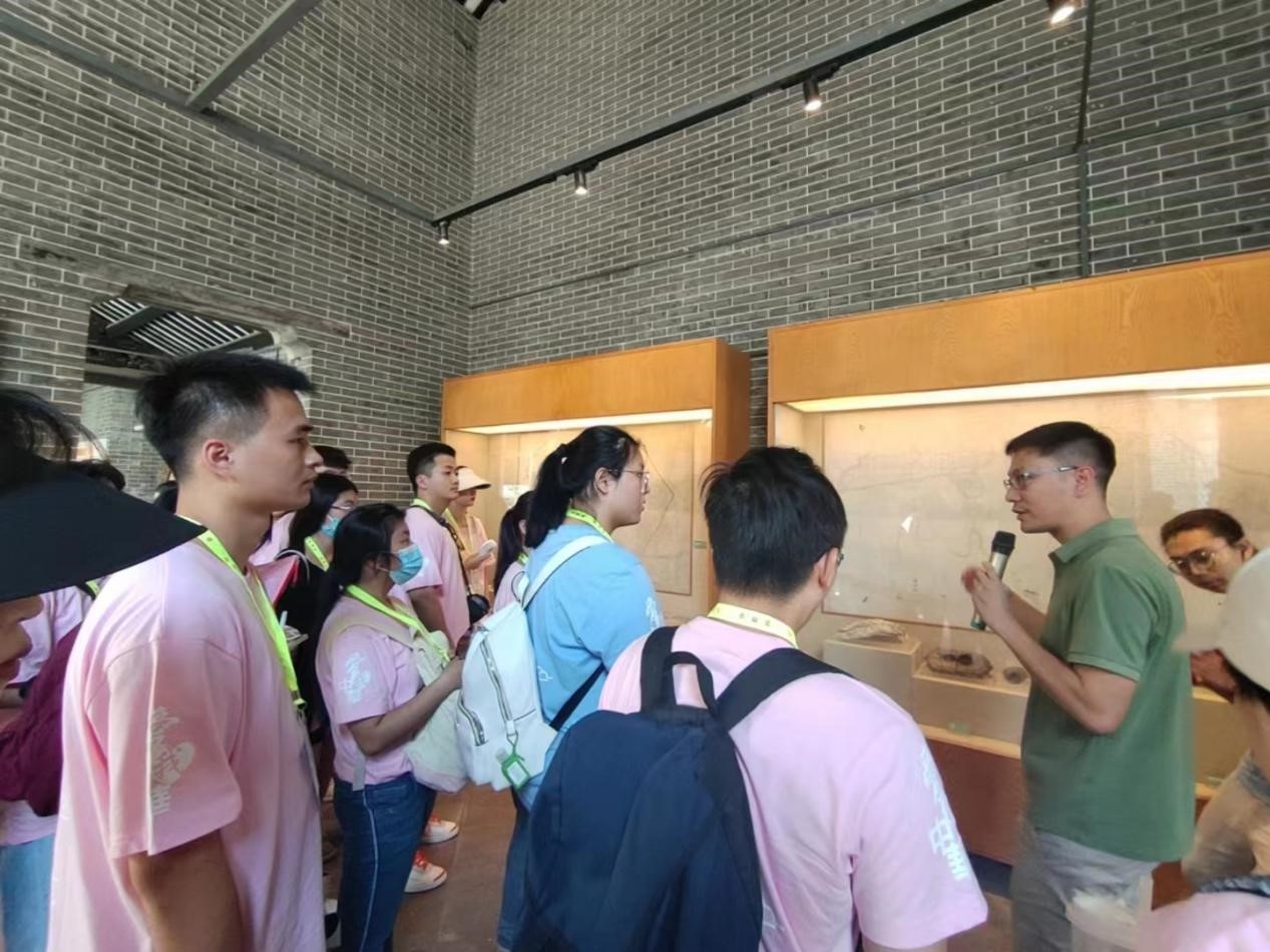 赤膽忠心強(qiáng)教育 同心共筑中國(guó)夢(mèng) 赤膽忠心強(qiáng)教育 同心共筑中國(guó)夢(mèng)