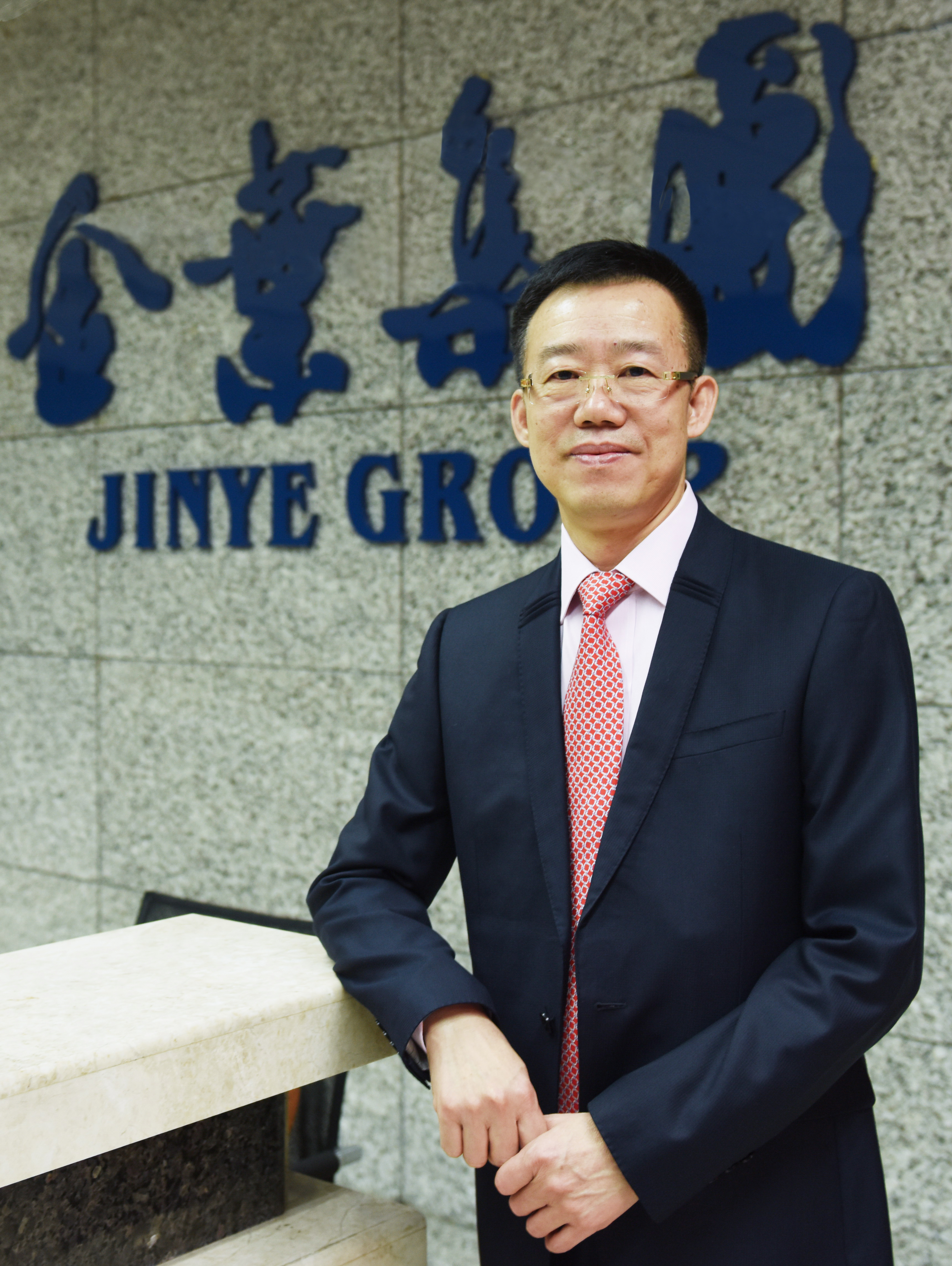 匠心人物 標(biāo)桿高?！瘓F(tuán)董事局主席、總裁袁漢源先生攜西安明德理工學(xué)院榮獲教育年度大會(huì)雙料大獎(jiǎng)