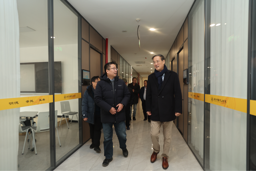 陜文投原董事長(zhǎng)王勇等領(lǐng)導(dǎo)嘉賓一行考察西安明德理工學(xué)院，并出席瀛湖采風(fēng)總結(jié)會(huì)