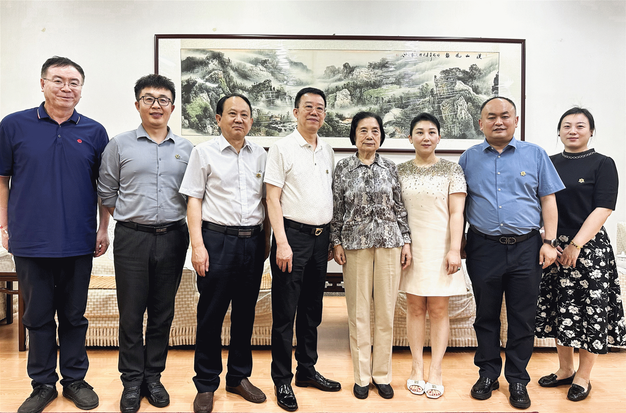 與中國(guó)民辦高校先行者同行 共赴教育高質(zhì)量發(fā)展新未來——集團(tuán)董事局主席、總裁袁漢源先生率團(tuán)赴黃河科技學(xué)院考察交流