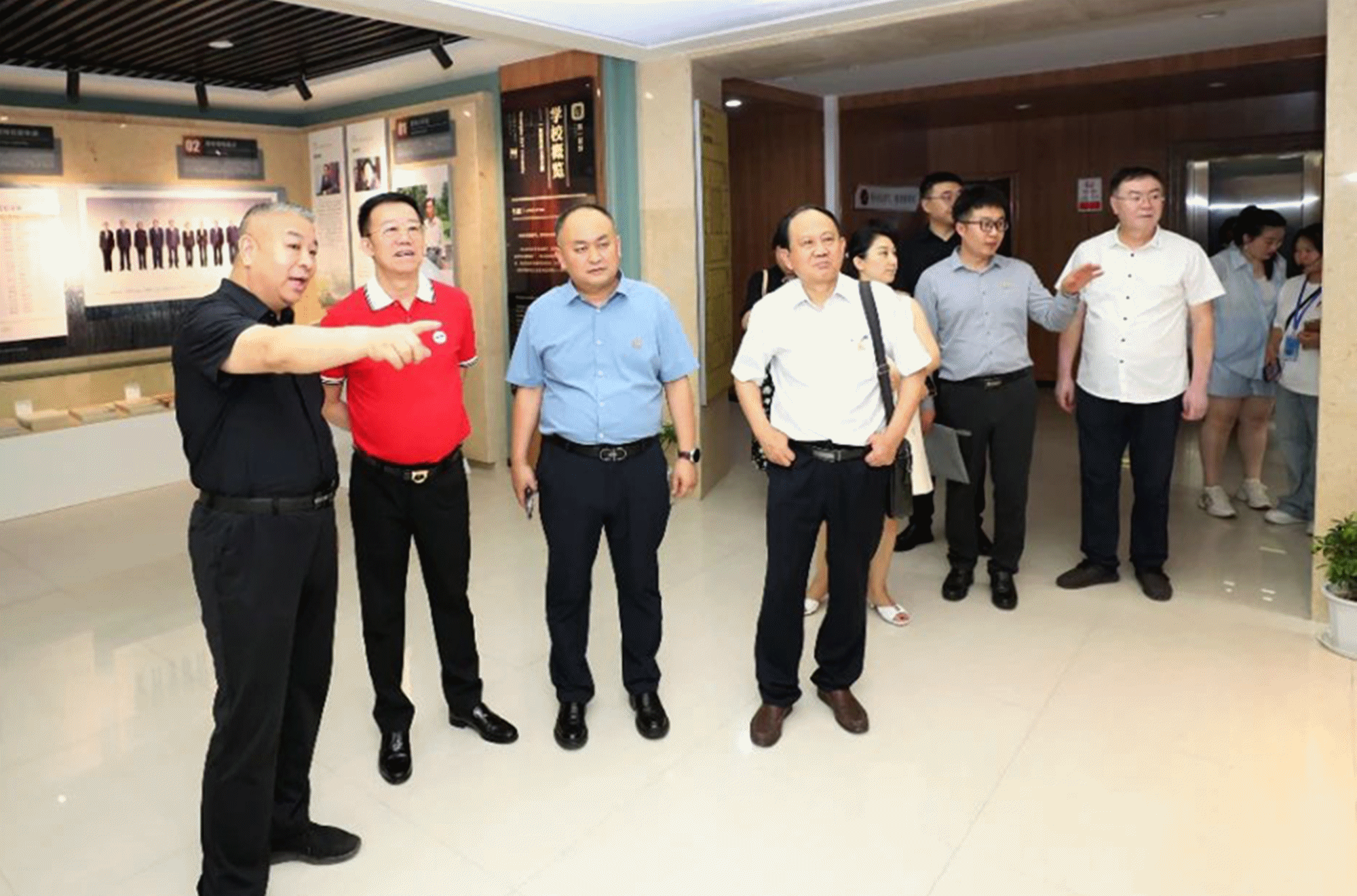 與中國(guó)民辦高校先行者同行 共赴教育高質(zhì)量發(fā)展新未來——集團(tuán)董事局主席、總裁袁漢源先生率團(tuán)赴黃河科技學(xué)院考察交流