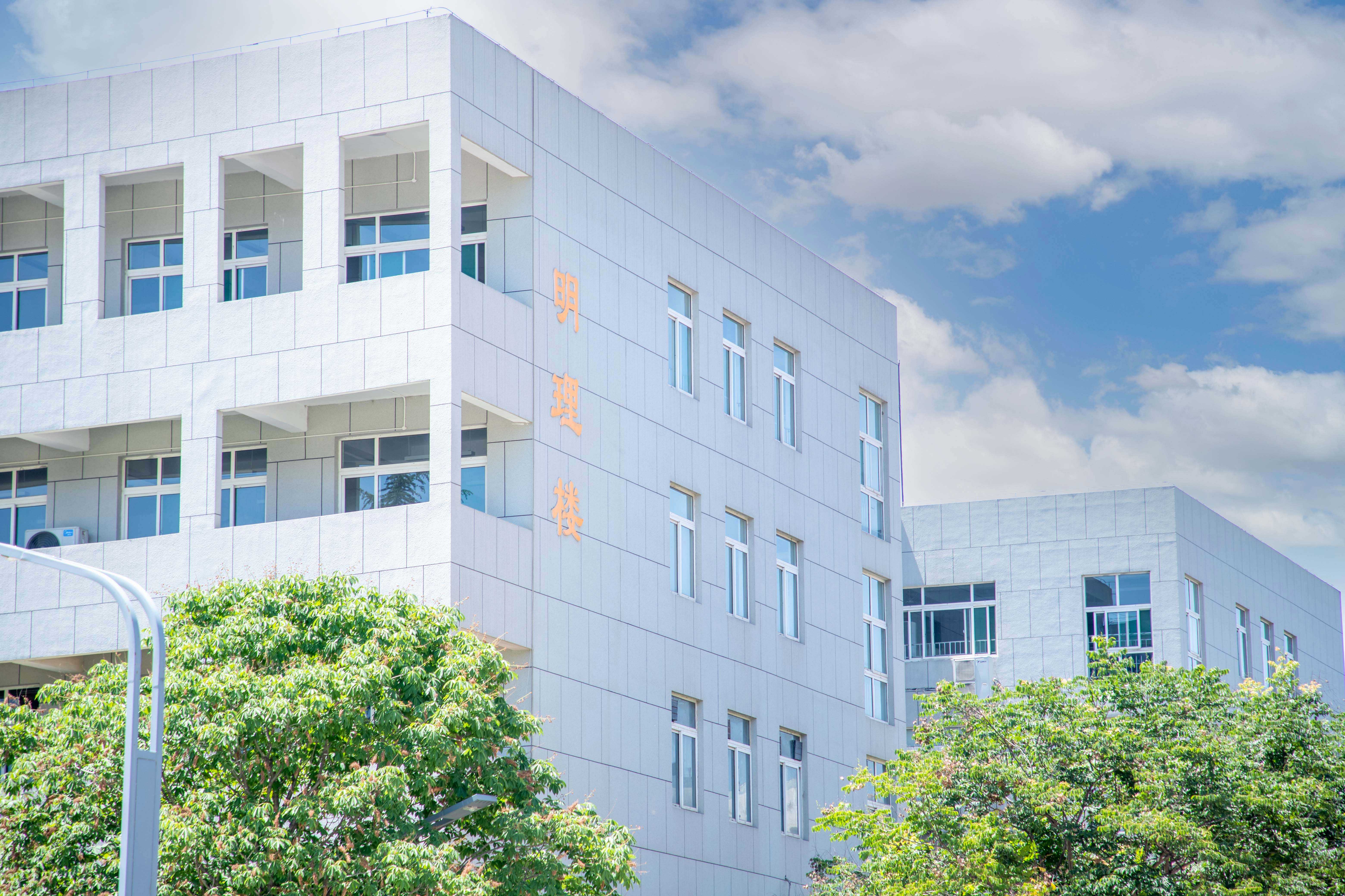 《中國教育報(bào)》:“明德文化”賦能 校訓(xùn)精神鑄魂——西安明德理工學(xué)院堅(jiān)持文化育人成效顯著 《中國教育報(bào)》:“明德文化”賦能 校訓(xùn)精神鑄魂——西安明德理工學(xué)院堅(jiān)持文化育人成效顯著