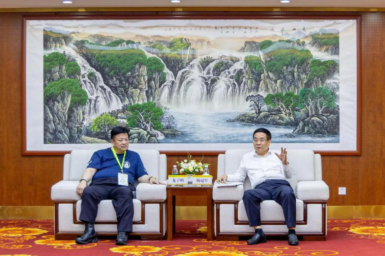 “愛我中華”青年大匯聚火車團(tuán)歷史文化探索之旅抵陜 省政協(xié)副主席楊冠軍在明德學(xué)院會(huì)見成員代表 “愛我中華”青年大匯聚火車團(tuán)歷史文化探索之旅抵陜 省政協(xié)副主席楊冠軍在明德學(xué)院會(huì)見成員代表