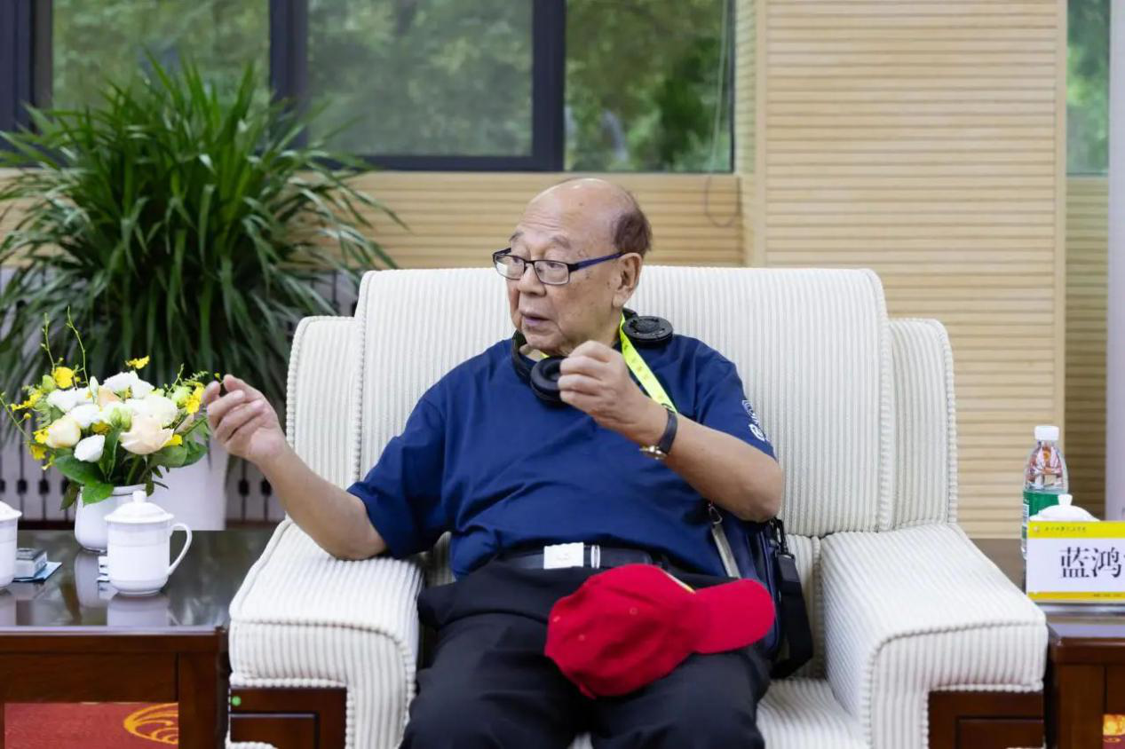 “愛我中華”青年大匯聚火車團(tuán)歷史文化探索之旅抵陜 省政協(xié)副主席楊冠軍在明德學(xué)院會(huì)見成員代表 “愛我中華”青年大匯聚火車團(tuán)歷史文化探索之旅抵陜 省政協(xié)副主席楊冠軍在明德學(xué)院會(huì)見成員代表