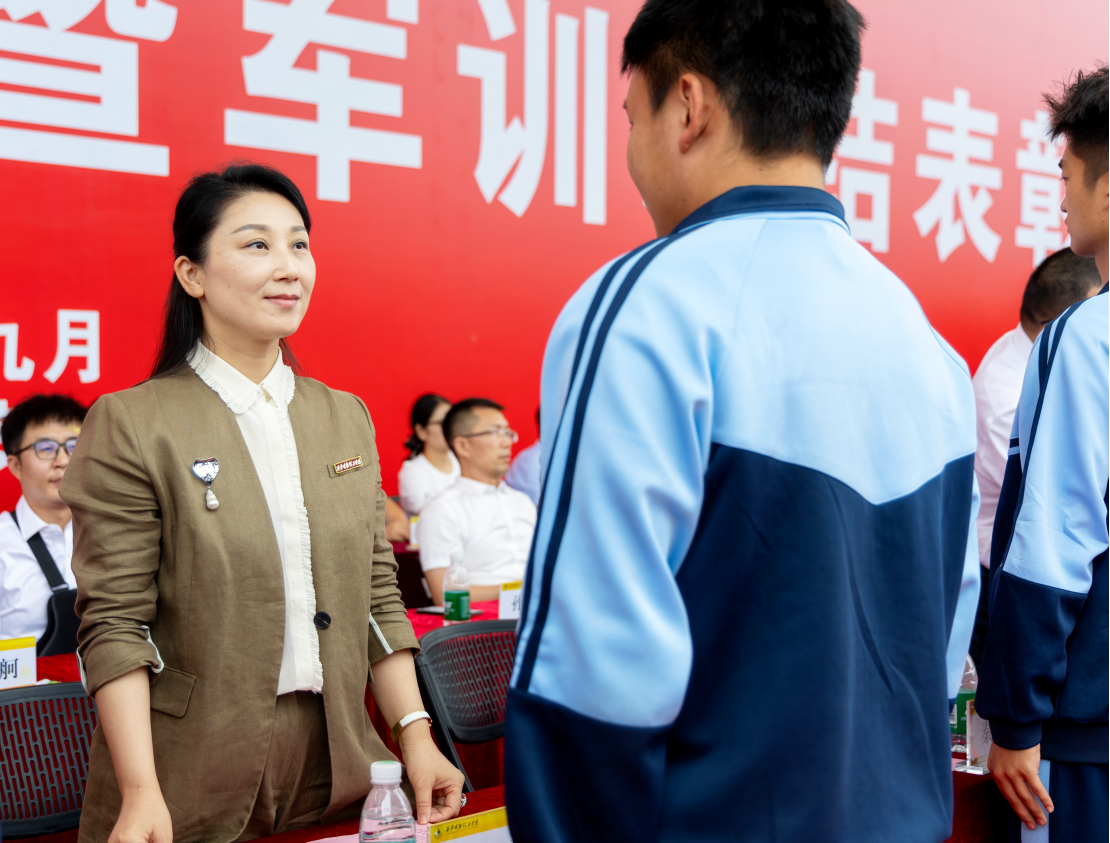 展颯爽英姿 赴璀璨新程 西安明德理工學(xué)院2024級新生開學(xué)典禮暨軍訓(xùn)總結(jié)表彰大會圓滿舉行