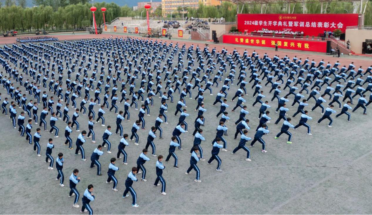 展颯爽英姿 赴璀璨新程 西安明德理工學(xué)院2024級新生開學(xué)典禮暨軍訓(xùn)總結(jié)表彰大會圓滿舉行