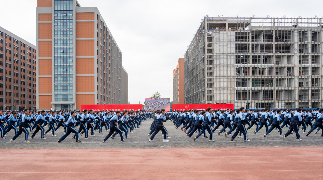 展颯爽英姿 赴璀璨新程 西安明德理工學(xué)院2024級新生開學(xué)典禮暨軍訓(xùn)總結(jié)表彰大會圓滿舉行