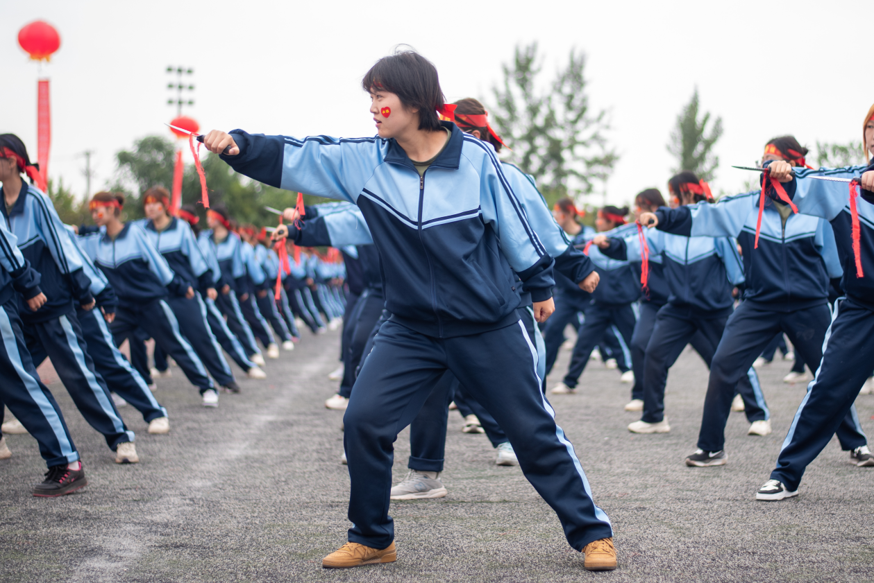 展颯爽英姿 赴璀璨新程 西安明德理工學(xué)院2024級新生開學(xué)典禮暨軍訓(xùn)總結(jié)表彰大會圓滿舉行