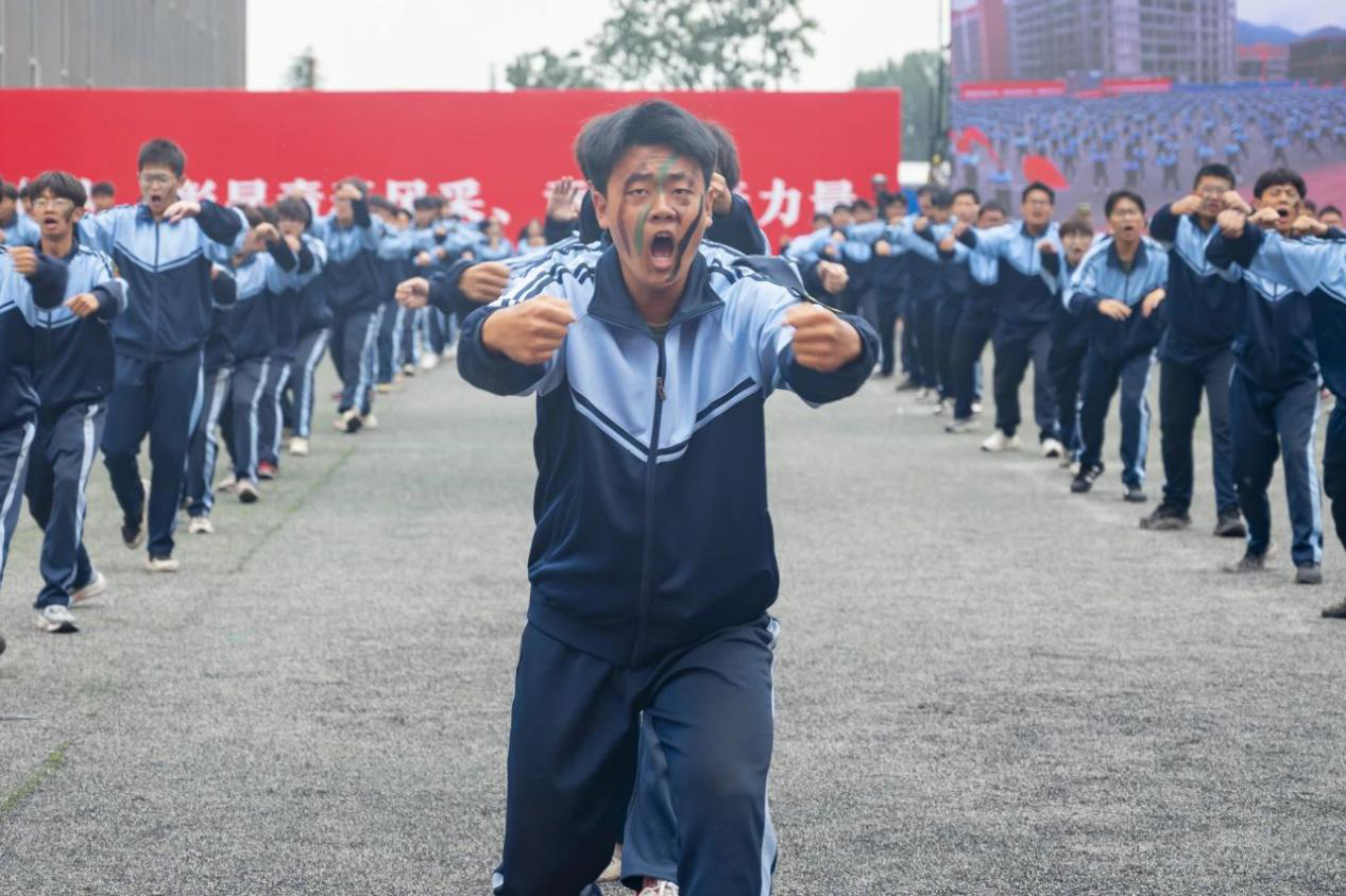 展颯爽英姿 赴璀璨新程 西安明德理工學(xué)院2024級新生開學(xué)典禮暨軍訓(xùn)總結(jié)表彰大會圓滿舉行