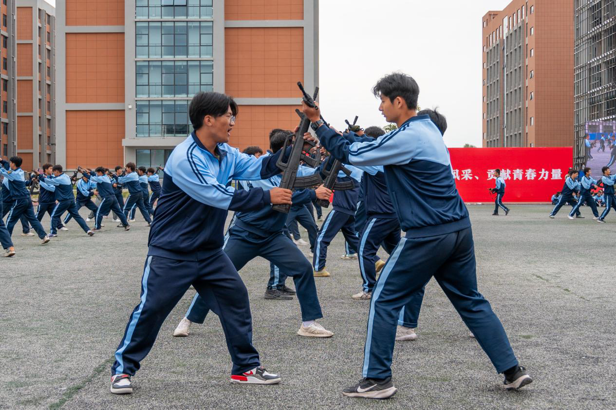 展颯爽英姿 赴璀璨新程 西安明德理工學(xué)院2024級新生開學(xué)典禮暨軍訓(xùn)總結(jié)表彰大會圓滿舉行