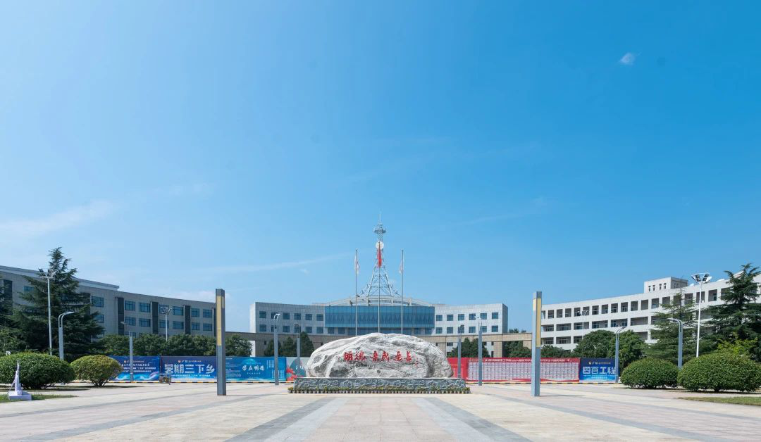 新氣象 新起點(diǎn) 西安明德理工學(xué)院新學(xué)期起航 新?；照絾⒂? title=