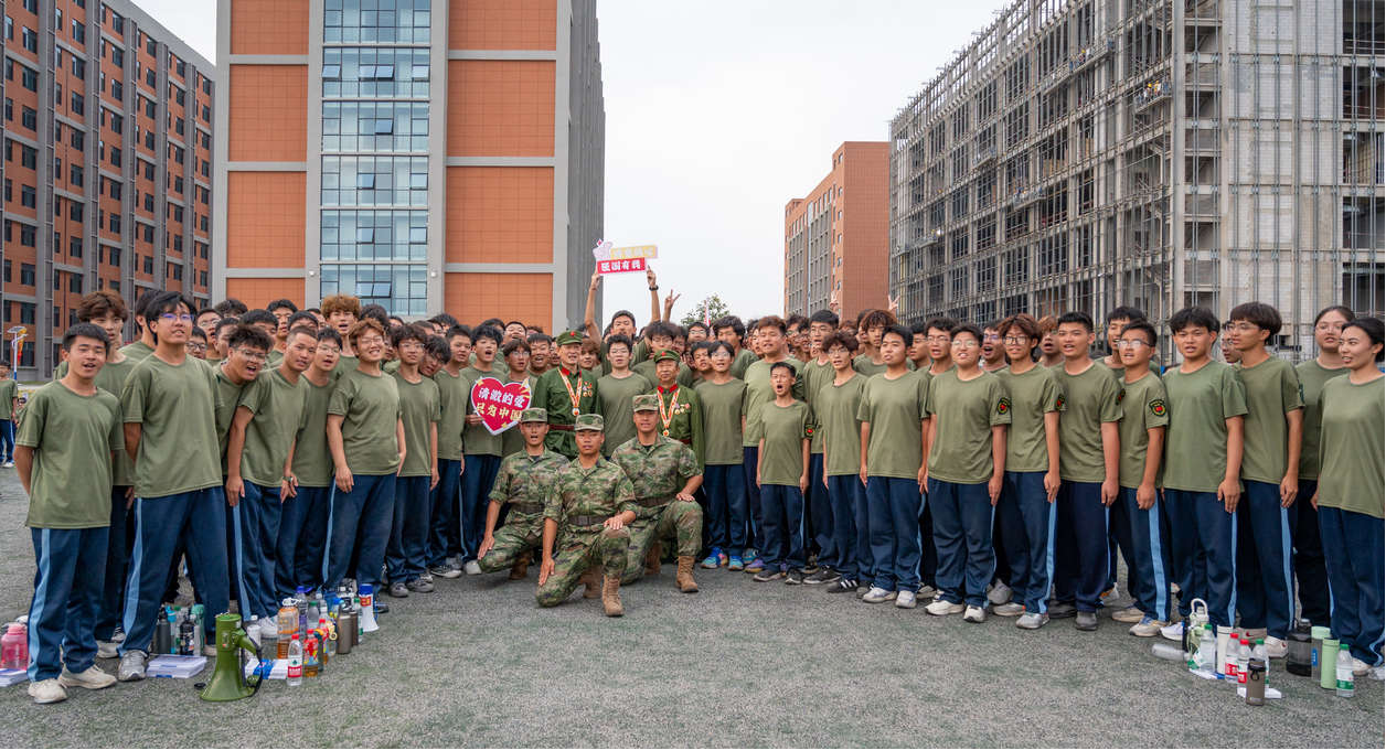 西安明德理工學(xué)院軍訓(xùn)特輯 英模老兵親臨現(xiàn)場宣講 軍事機(jī)構(gòu)領(lǐng)導(dǎo)來校督察 西安明德理工學(xué)院軍訓(xùn)特輯 英模老兵親臨現(xiàn)場宣講 軍事機(jī)構(gòu)領(lǐng)導(dǎo)來校督察