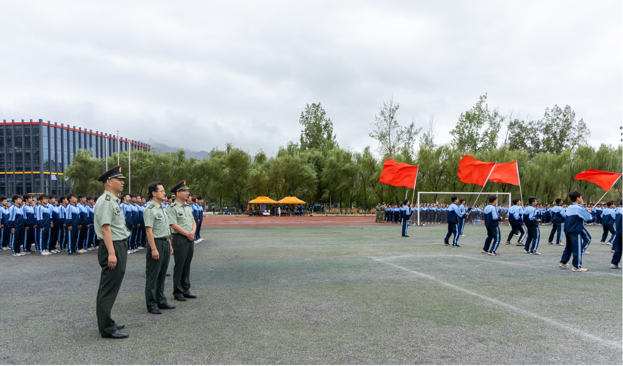 西安明德理工學(xué)院軍訓(xùn)特輯 英模老兵親臨現(xiàn)場宣講 軍事機(jī)構(gòu)領(lǐng)導(dǎo)來校督察 西安明德理工學(xué)院軍訓(xùn)特輯 英模老兵親臨現(xiàn)場宣講 軍事機(jī)構(gòu)領(lǐng)導(dǎo)來校督察