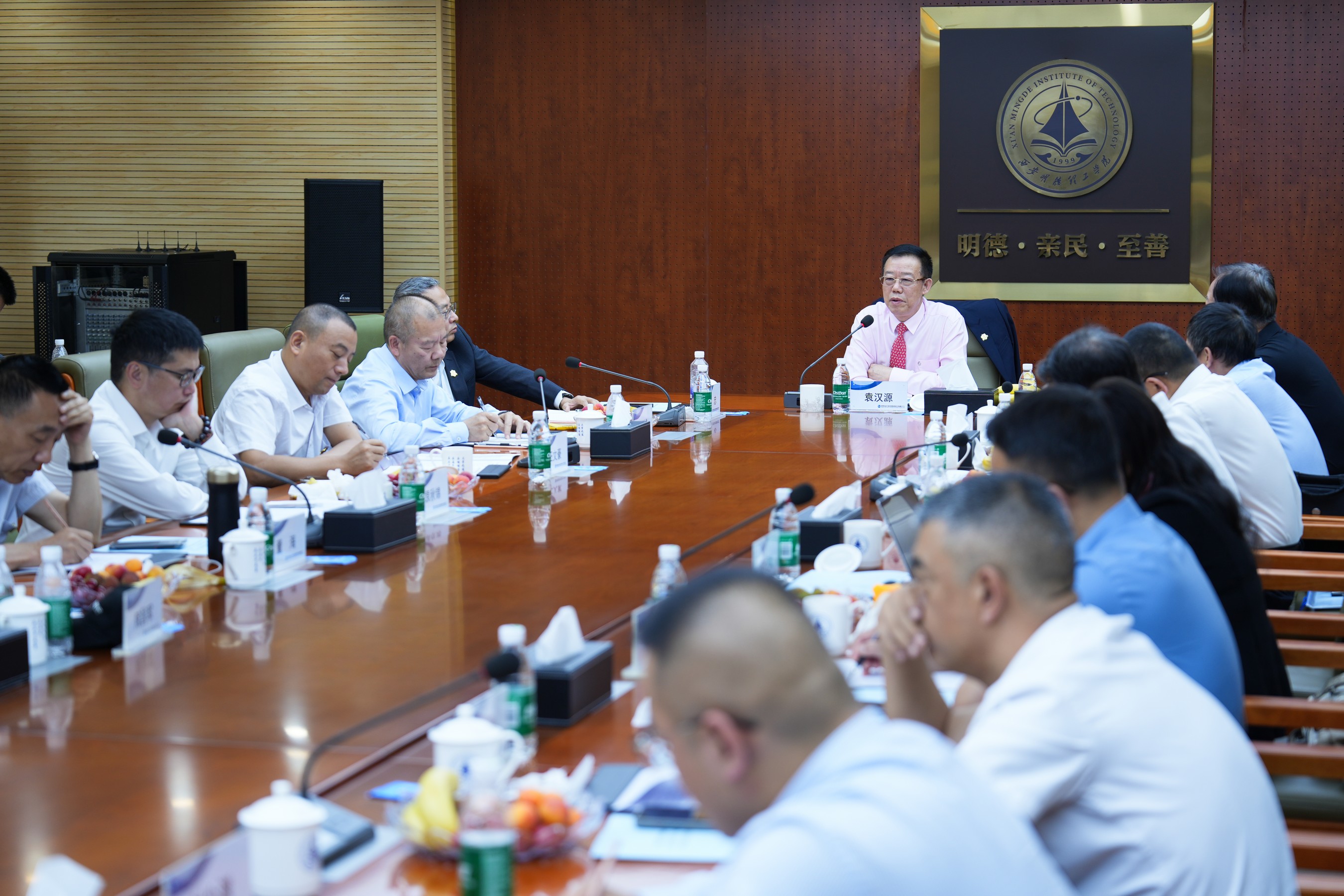 聚焦戰(zhàn)略 壓實責任 奮力開創(chuàng)高質量發(fā)展新局面 金葉科教集團2025年經營管理專題會、兩優(yōu)兩先表彰大會暨目標責任書簽訂儀式圓滿舉行