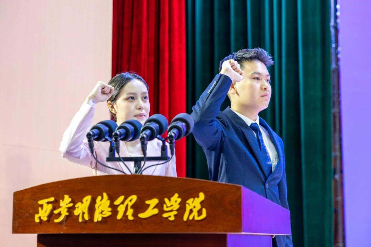 驪歌未散別情重 青春作伴赴星河——西安明德理工學(xué)院舉辦2025屆畢業(yè)典禮與歡送文藝晚會(huì)