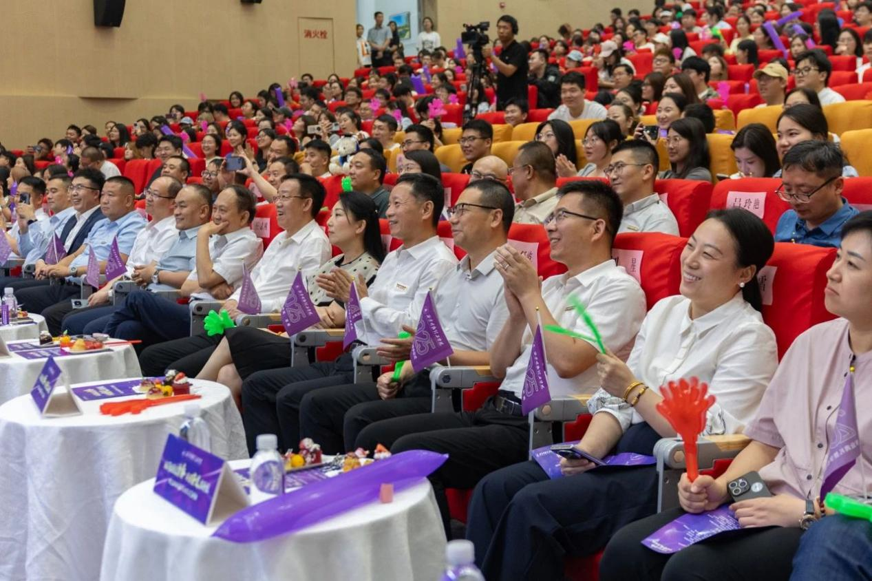 驪歌未散別情重 青春作伴赴星河——西安明德理工學(xué)院舉辦2025屆畢業(yè)典禮與歡送文藝晚會(huì)